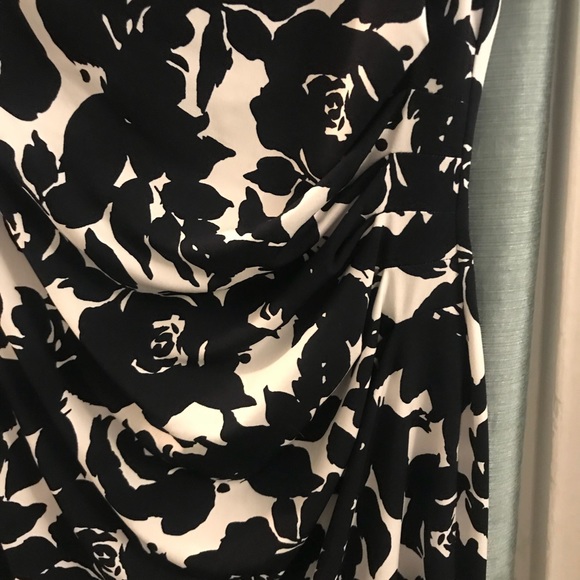 Form fitting dress - Picture 3 of 3